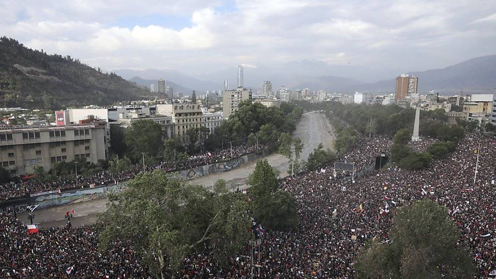 Hunderttausende sind am Freitag (Ortszeit) in Chile gegen Präsident Sebastián Piñera auf die Strasse gegangen.