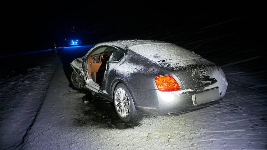 Luxusautos krachen bei Schneegestöber in Hugelshofen zusammen