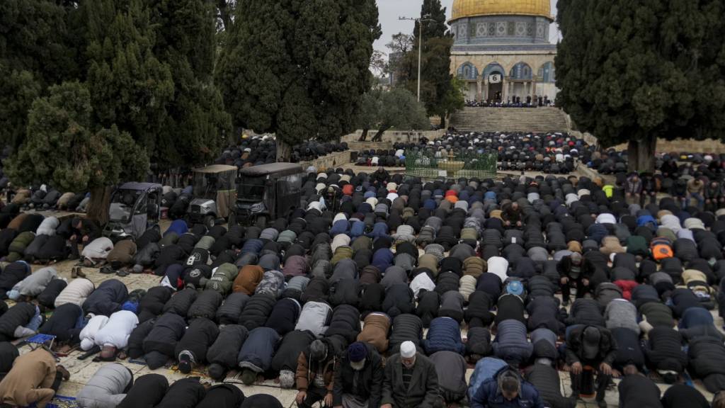 ARCHIV - Muslimische Gläubige nehmen im Jahr 2025 am Freitagsgebet auf dem Gelände der al-Aqsa-Moschee in der Altstadt von Jerusalem während des heiligen Monats Ramadan teil. Foto: Mahmoud Illean/AP/dpa