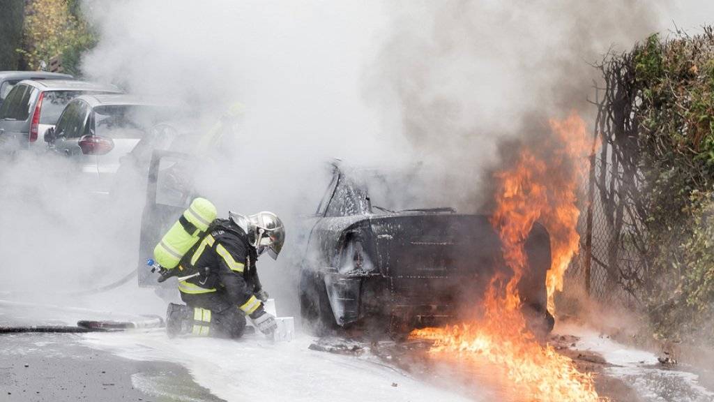 Bei der Ankunft der Feuerwehr stand das Auto bereits in Flammen.