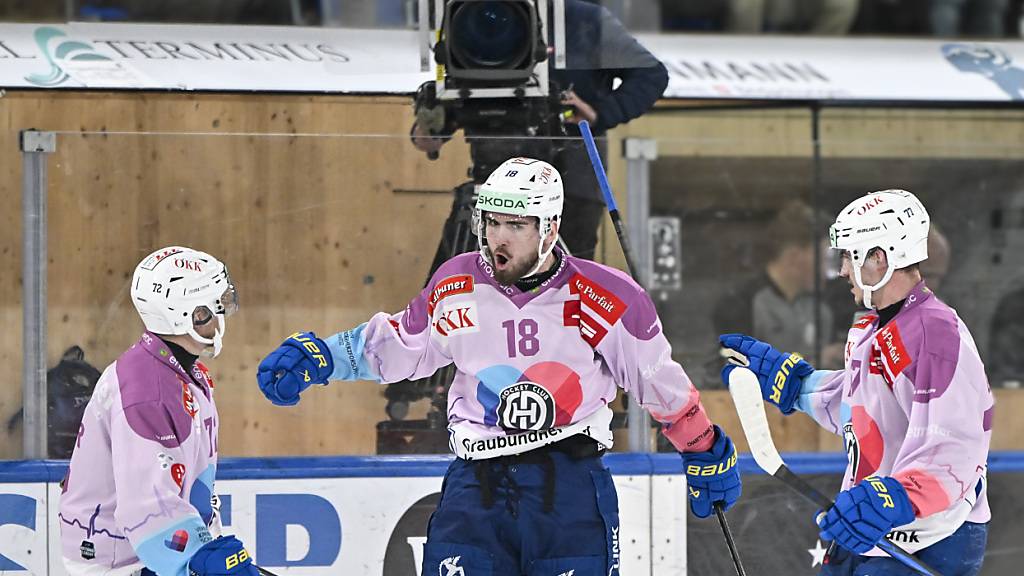 In Spezialtrikots für eine Sammelaktion zugunsten des Vereins Kinderherzforschung Schweiz kehrt der HC Davos an Tabellenspitze zurück