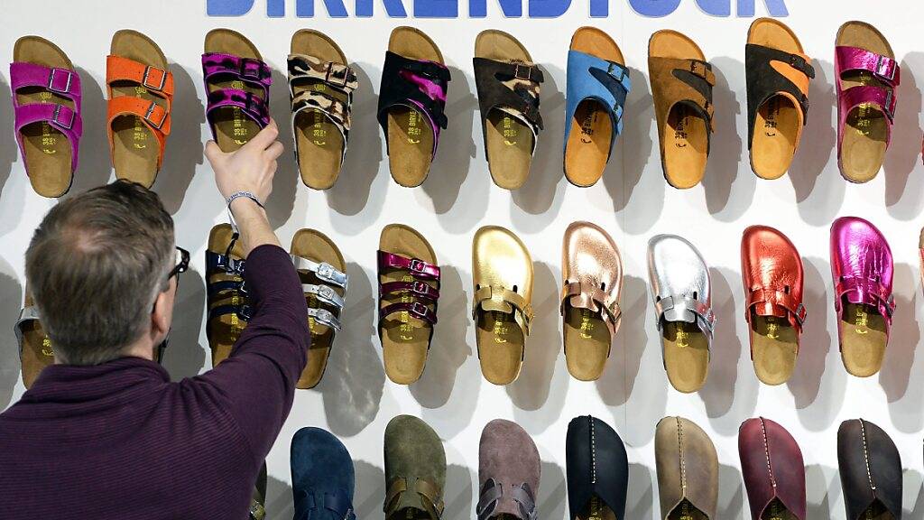 Zurückhaltung beim bekannten Sandalenhersteller: Birkenstock wählt einen vorsichtigen Ausgabepreis für seine Aktie. (Archivbild)