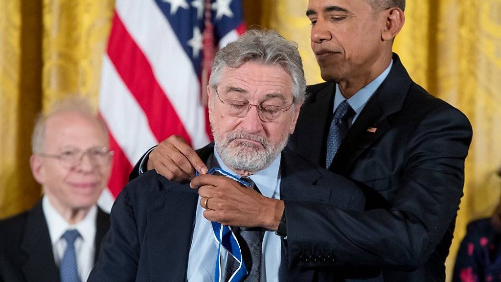 US-Präsident Barack Obama hängt Schauspieler Robert De Niro im Weissen Haus die Freiheitsmedaille um.