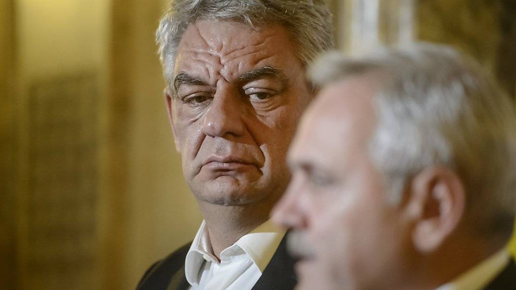 Rumäniens Premierminister Mihai Tudose (links) zwingt drei Minister zum Rücktritt.