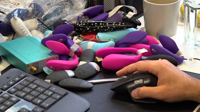 Im Masturbationszimmer werden Sex-Toys auf «Herz und Nieren» geprüft