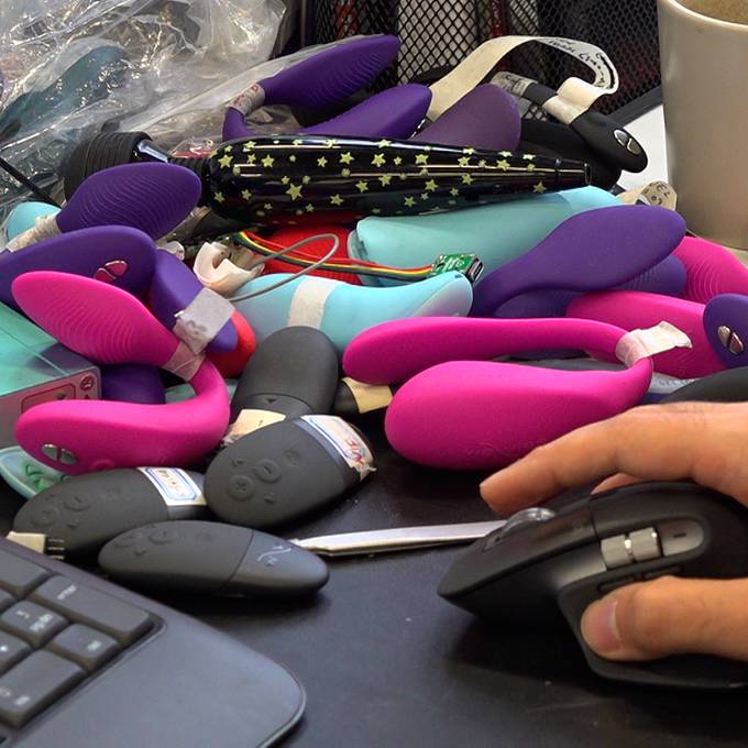 Im Masturbationszimmer werden Sex-Toys auf «Herz und Nieren» geprüft