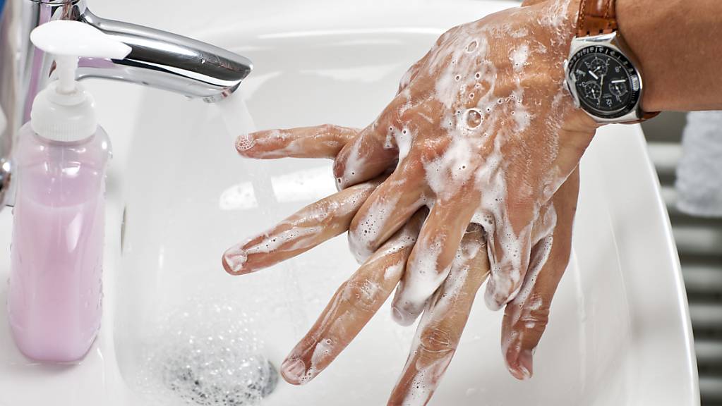 Wieso Menschen die Corona-Regeln wie häufiges Händewaschen befolgen, kann laut einer Studie mit psychologischen Motiven erklärt werden.