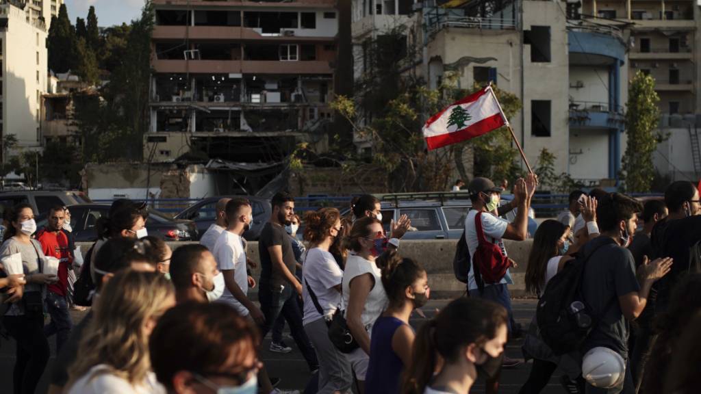 Mehrere Tausend Menschen nehmen an dem Trauermarsch zum Gedenken an die Opfer der verheerenden Explosion in Beirut teil. Foto: Felipe Dana/AP/dpa