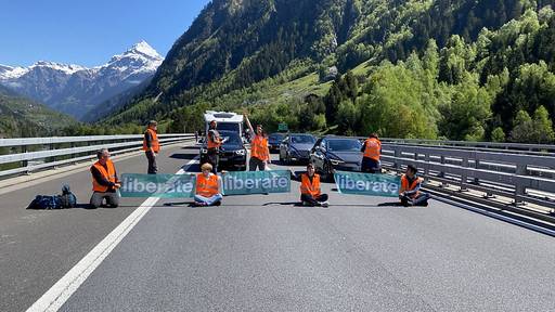 Klimaaktivisten mit kurzer Blockadeaktion im Gotthard-Stau