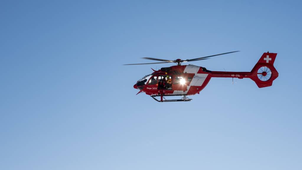 Ein Rega-Helikopter flog den beim Autounfall verletzten Beifahrer vom Jaunpass in ein Spital. (Symbolbild)