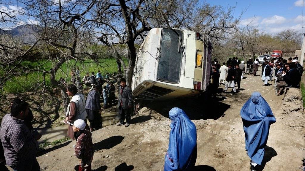 Bei einem Anschlag auf einen Minibus mit Mitarbeitern des Bildungsministeriums starben am Montag nahe der afghanischen Hauptstadt Kabul zwei Menschen. Am Dienstag haben die Taliban den Start ihrer Frühjahrsoffensive verkündigt. Als Feinde sehen sie insbesondere amerikanische und NATO-Soldaten.