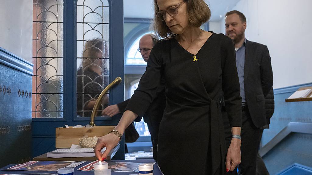 Ifat Reshef, die Botschafterin Israels in der Schweiz, zündet an einem Gedenkanlass in der Berner Synagoge eine Kerze an.