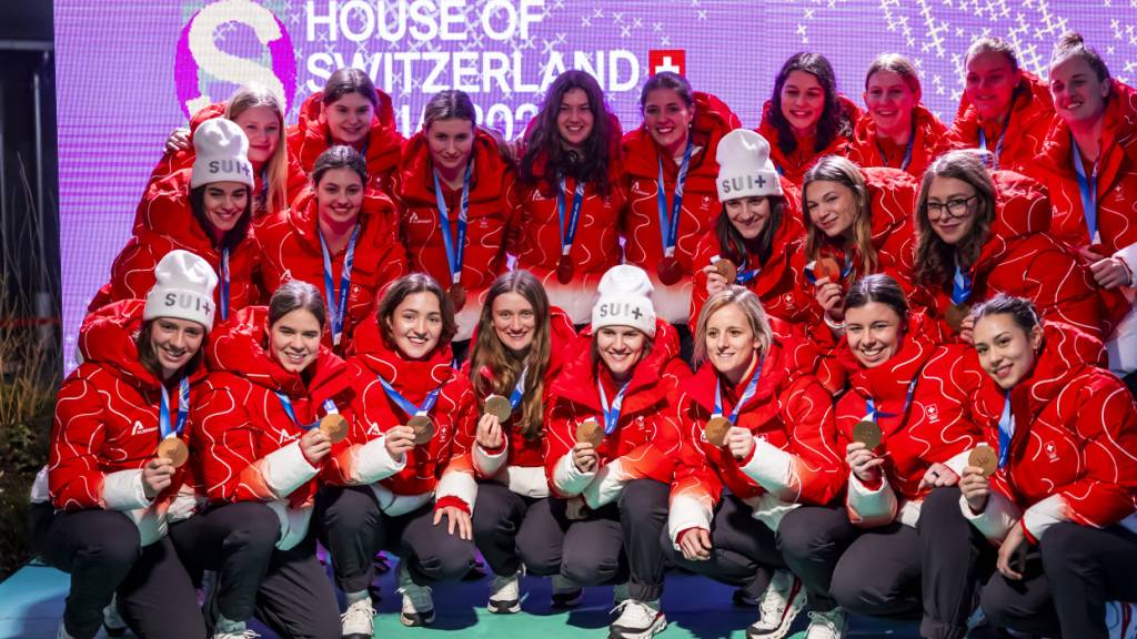 23-mal Bronze auf einem Bild: Die Schweizer Eishockeyanerinnen präsentieren ihre Olympia-Medaille