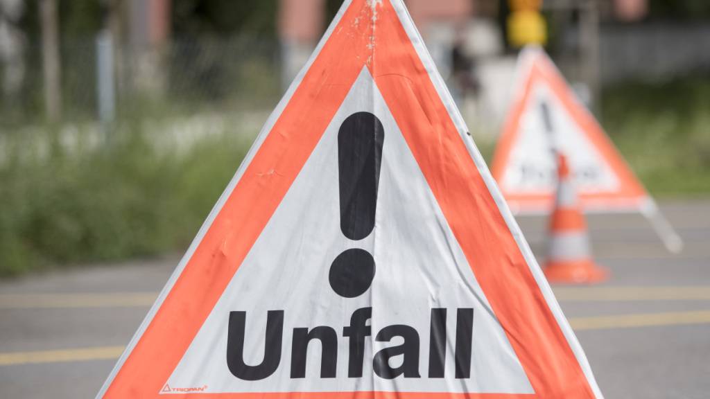 Bei einem Selbstunfall in Hinwil ZH ist ein Motorradfahrer schwer verletzt worden. (Symbolbild)
