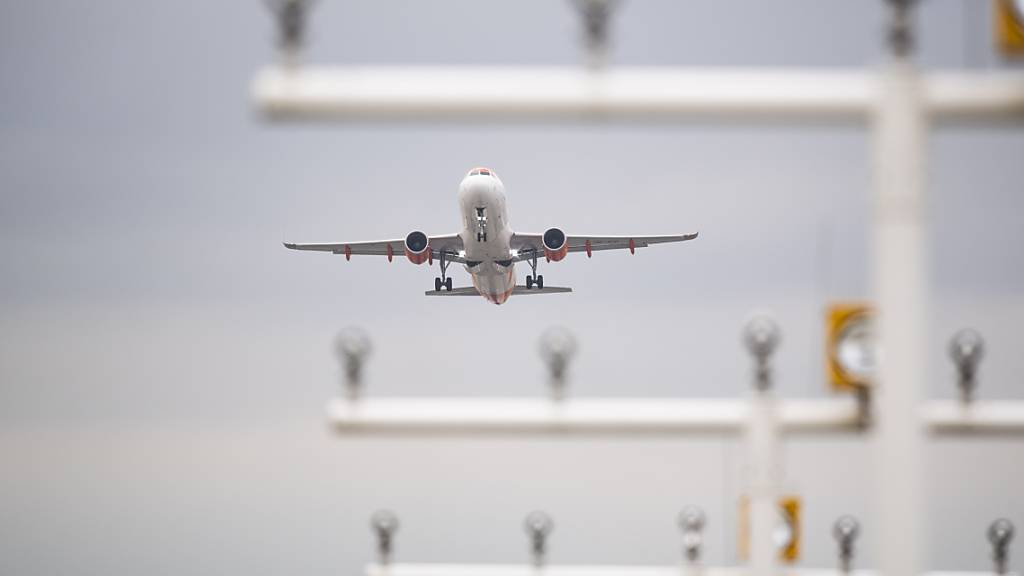 Die Fluggesellschaft Easyjet will Flugzeuge fördern, die mit Wasserstoff betrieben werden. Die CO2-Kompensation aller Flüge stellte das Unternehmen ein.  (Archivbild)