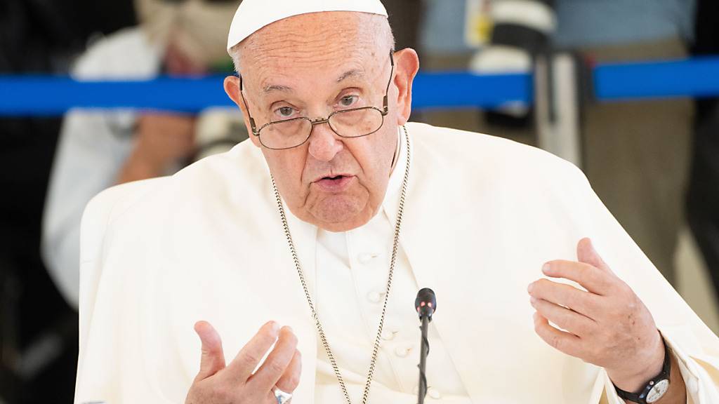 ARCHIV - Papst Franziskus spricht beim G7 Gipfel. Künftig will der Papst den Vatikan mit Solarenergie versorgen lassen. Eine große Photovoltaikanlage soll nun her. Foto: Michael Kappeler/dpa