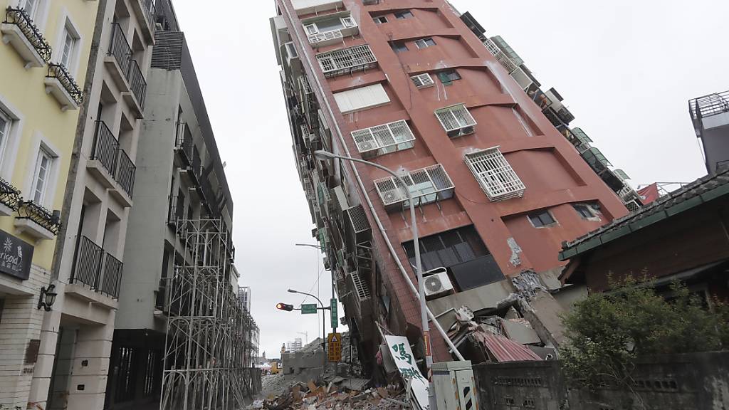 Ein teilweise eingestürztes Gebäude ist zwei Tage nach einem starken Erdbeben in der Stadt Hualien im Osten Taiwans zu sehen. Foto: Chiang Ying-ying/AP