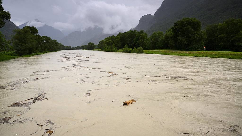 Die Rhone im Wallis. Der Kanton warnt wegen Gewittern vor Hochwassergefahr. (Archivbild)