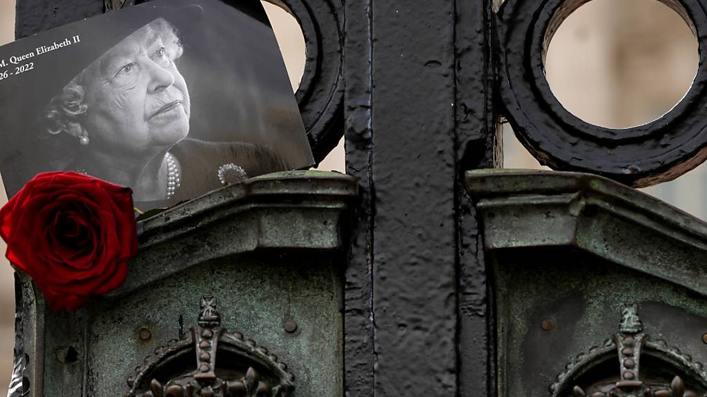 Mit Salutschüssen und Glockengeläut gedenkt Großbritannien des ersten Jahrestages des Todes von Königin Elisabeth II. und der Thronbesteigung von König Charles III., der an seine Mutter als Symbol der Stabilität erinnert hat. Foto: Kirsty Wigglesworth/AP/dpa