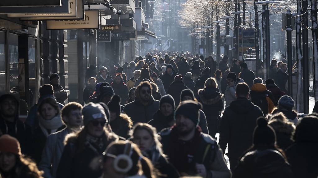 Menschen bewegen sich beim Einkauf durch die Zürcher Bahnnofstrasse: Im Februar waren die Konsumausgaben über Vorjahresniveau (Symbolbild).