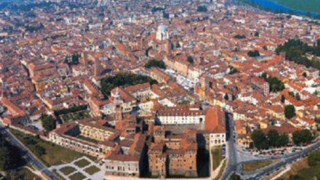 Luftaufnahme der norditalienischen Stadt Mantua