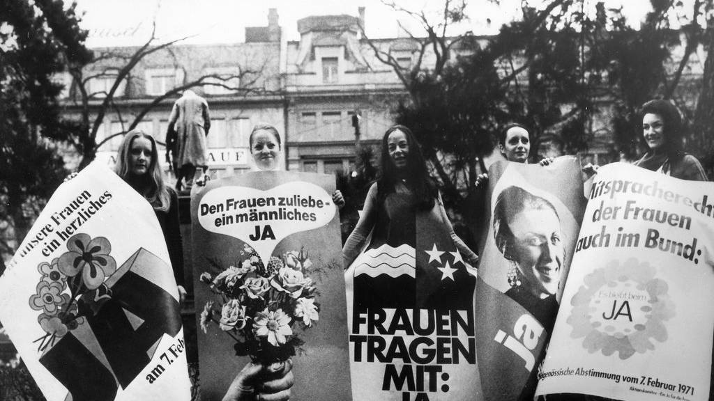 Frauen werben 1971 für ein Ja zum Frauenstimm- und -wahlrecht.