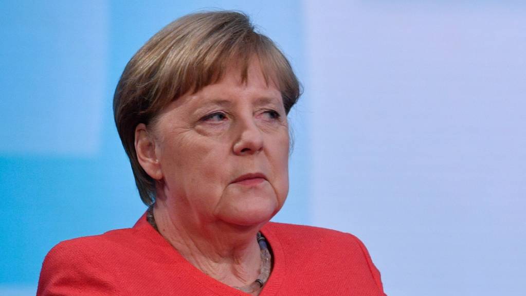Bundeskanzlerin Angela Merkel wartet Anfang Juni auf den Beginn eines Interviews. Foto: John Macdougall/AFP/POOL/dpa
