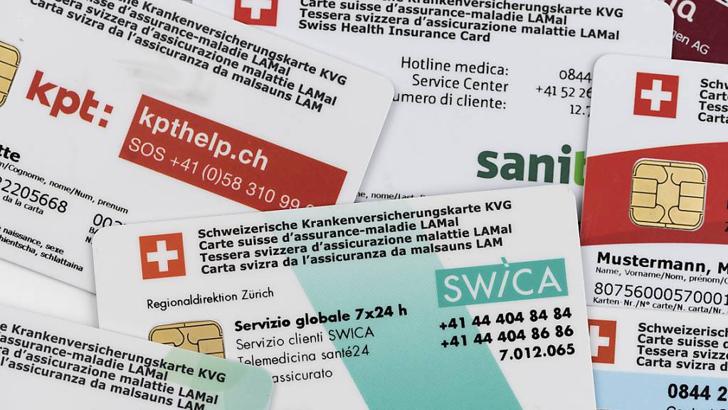 Versicherungskarten von Krankenkassen: In Nidwalden stehen 2022 18,2 Millionen Franken für die Verbilligung der Prämien zur Verfügung. (Symbolbild)