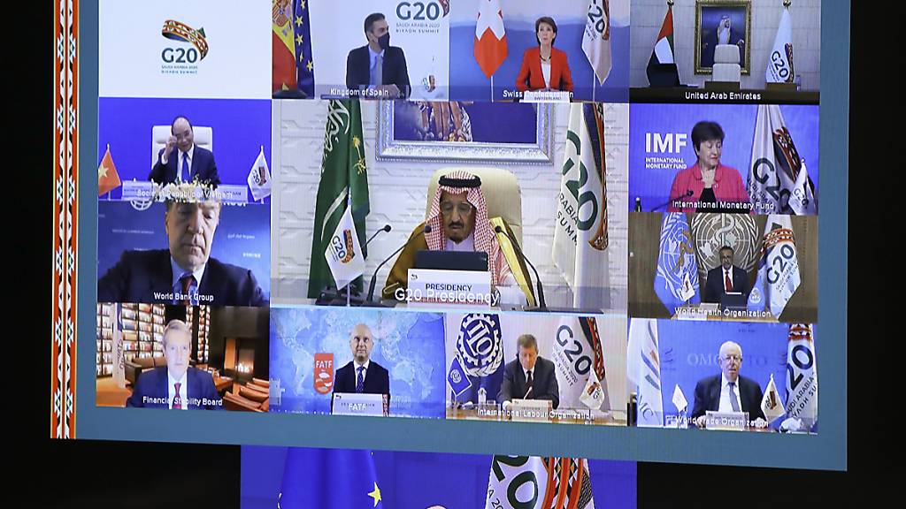 Charles Michel, Präsident des Europäischen Rats (unten), nimmt am virtuellen G20-Gipfel unter Vorsitz Saudi-Arabiens teil. Eigentlich sollte der Gipfel erstmals in der saudischen Hauptstadt Riad stattfinden. Wegen der Corona-Pandemie werden die Gespräche aber nur per Video-Schalte geführt. Foto: Yves Herman/Pool Reuters/AP/dpa