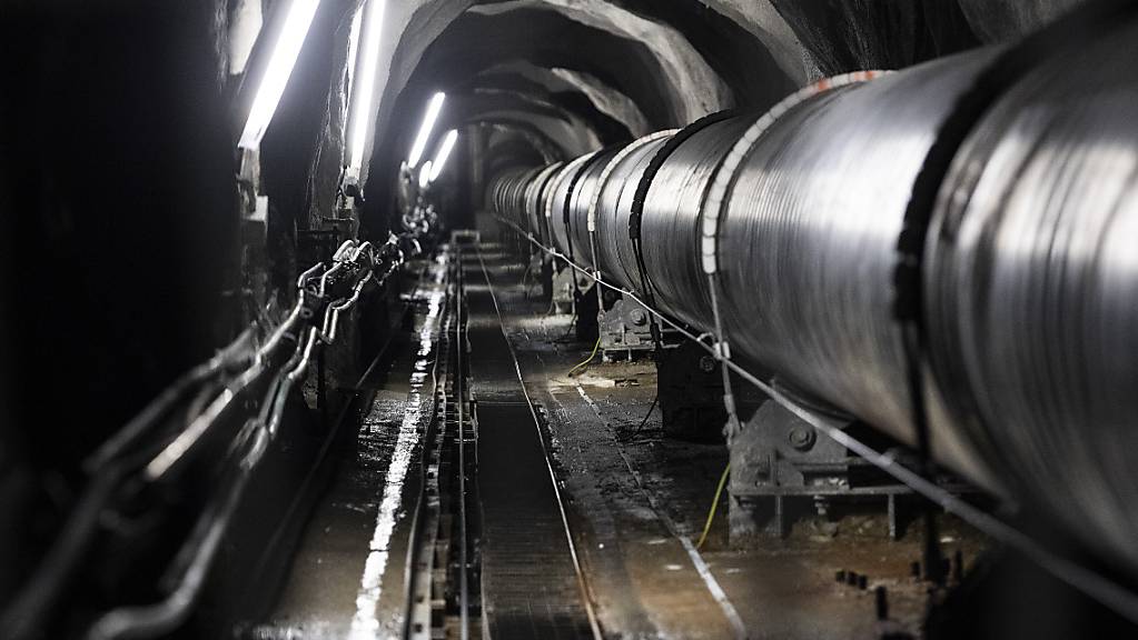Russisches Gas fliesst trotz des Kriegs ungehindert: Blick in einem Stollen mit einer Transitgas-Pipeline in Innertkirchen. (Archivbild)
