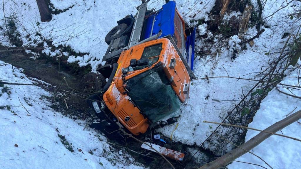 Ein Salzwagen ist nach einem Selbstunfall in Wattwil SG in einem Bachbett gelandet.