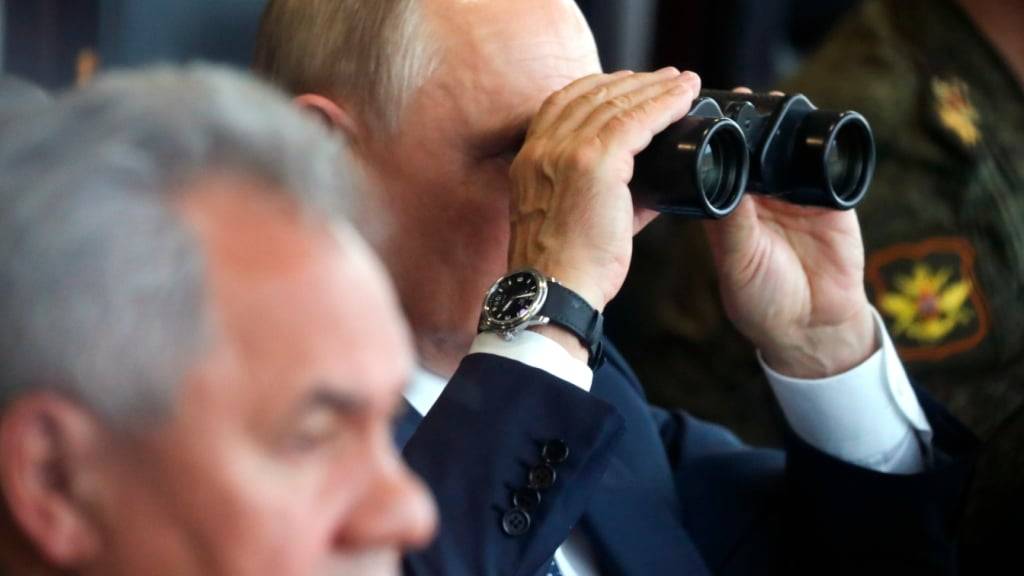 ARCHIV - Wladimir Putin, Präsident von Russland, sieht während der gemeinsamen strategischen Übung der Streitkräfte von Russland und Belarus auf dem Truppenübungsplatz Mulino in der Region Nischni Nowgorod durch ein Fernglas. Foto: Sergei Savostyanov/Pool Sputnik Kremlin/AP/dpa