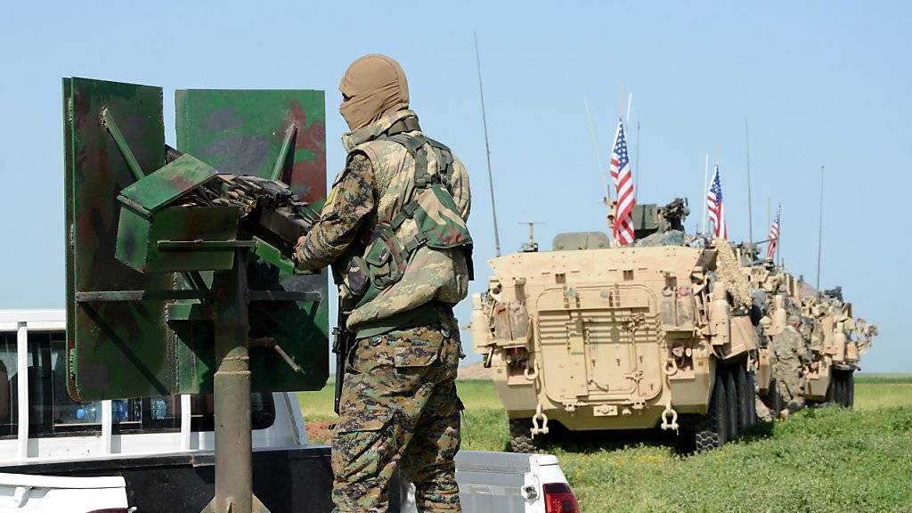 Ein Konvoi von US-Truppen in Syrien nahe der türkischen Grenze. US-Präsident Donald Trump will seine Streitkräfte aus Syrien abziehen. (Archivbild)
