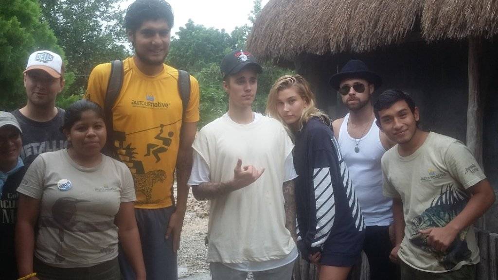 Ärger in Mexiko: Justin Bieber und seine Entourage posieren für ein Foto in Maya-Ruinen-Stadt.