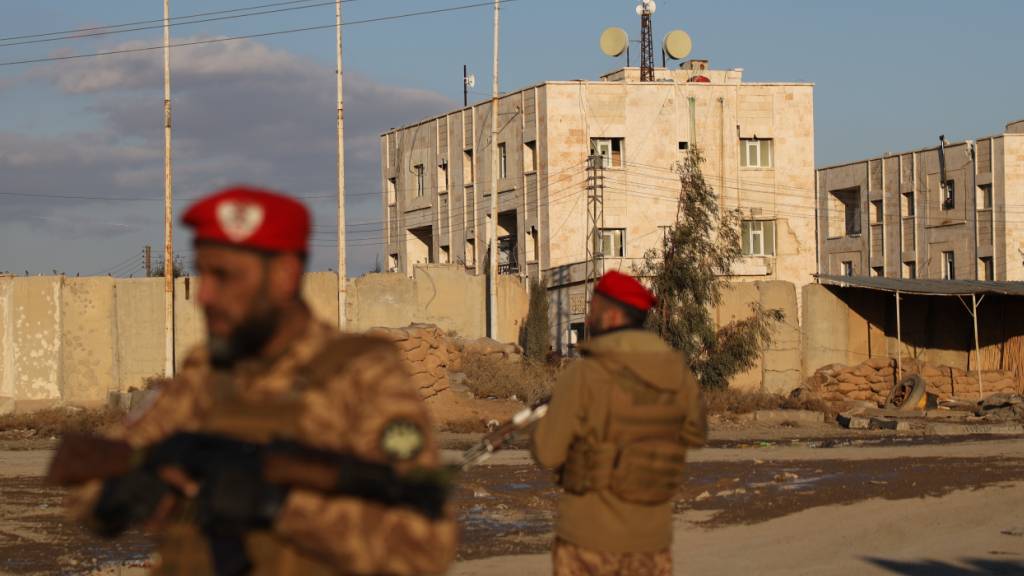 Syrische Regierungstruppen stehen vor dem Al-Aktan-Gefängnis am Stadtrand von al-Rakka im Nordosten Syriens Wache. (Archivbild)