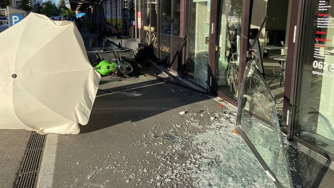 Motorradfahrer prallt gegen Schaufenster – schwer verletzt