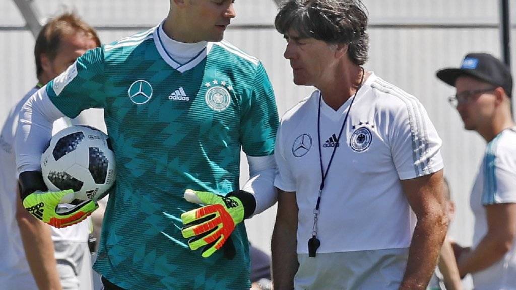 Bei Deutschland, hier mit Captain Manuel Neuer und Trainer Joachim Löw, war nach dem 0:1 gegen Mexiko viel Redebedarf vorhanden