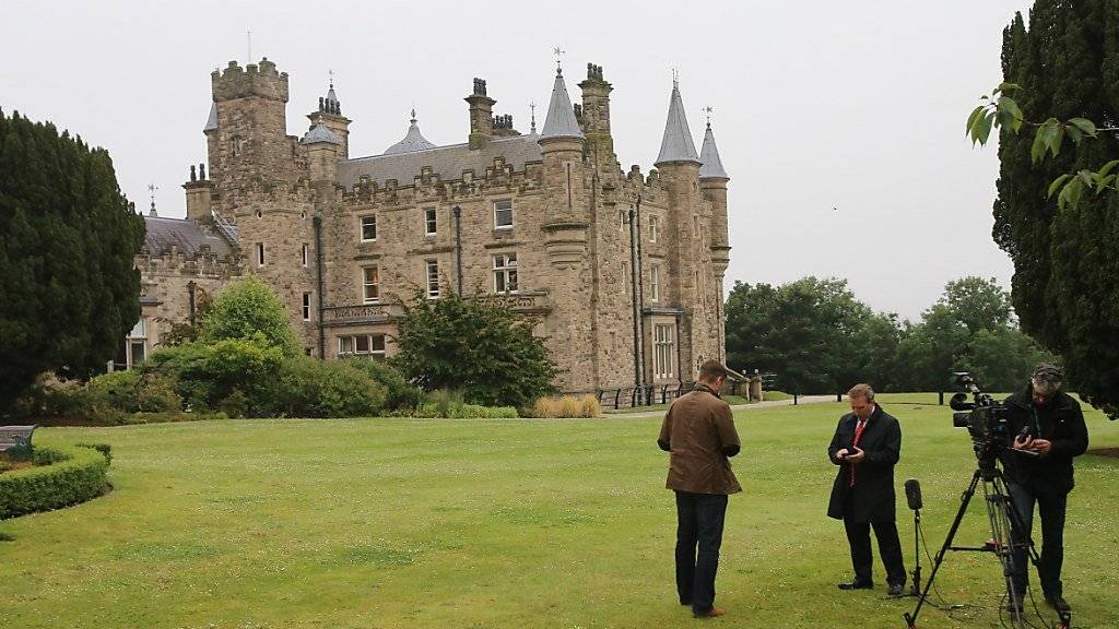 Ohne Ergebnis: Medienleute warten vor Stormont Castle, wo DUP und Sinn Fein Koalitionsverhandlungen führten.