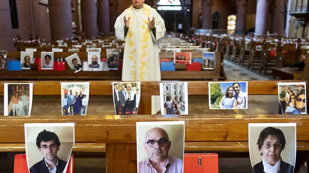 Bald nicht mehr «nur» mit virtuellen Gläubigen: Abt Vincent Marville während eines virtuellen Gottesdienstes in der Neuenburger Basilika. (Themenbild)