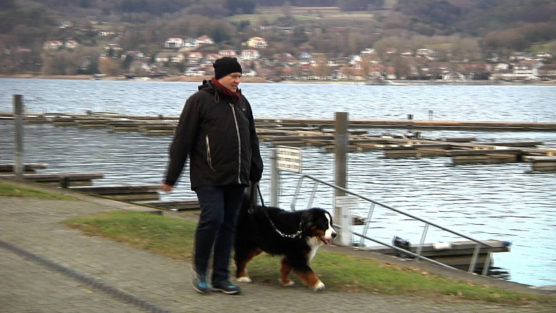 Michael Meni spaziert mit seinem Hund dem Steckborner Seeufer entlang