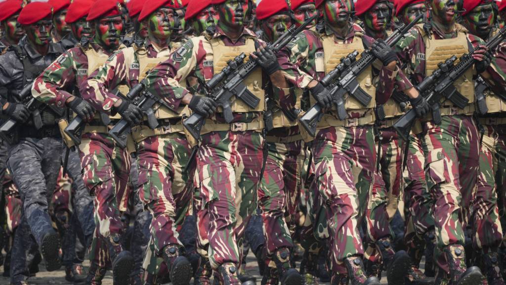 ARCHIV - Mitglieder von Spezialeinheiten der indonesischen Armee bei einer Parade in Jakarta. Foto: Tatan Syuflana/AP/dpa/Archivbild