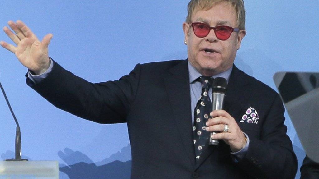 Elton John hat Putin wegen der Diskriminierung Schwuler in Russland kritisiert. Nun schlägt Putin ein Treffen vor