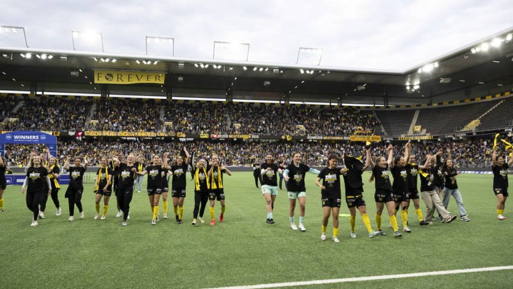Die Spielerinnen von YB bejubeln den Meistertitel