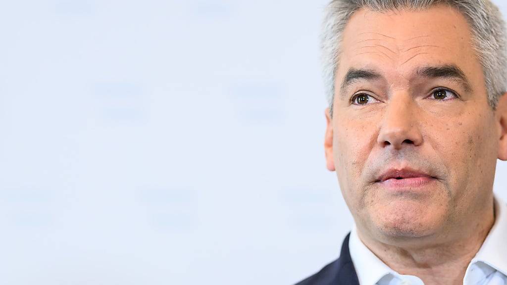 ARCHIV - Der österreichische Bundeskanzler Karl Nehammer (ÖVP) während der beginnenden Sondierungsgespräche im Bundeskanzleramt. Foto: Max Slovencik/APA/dpa