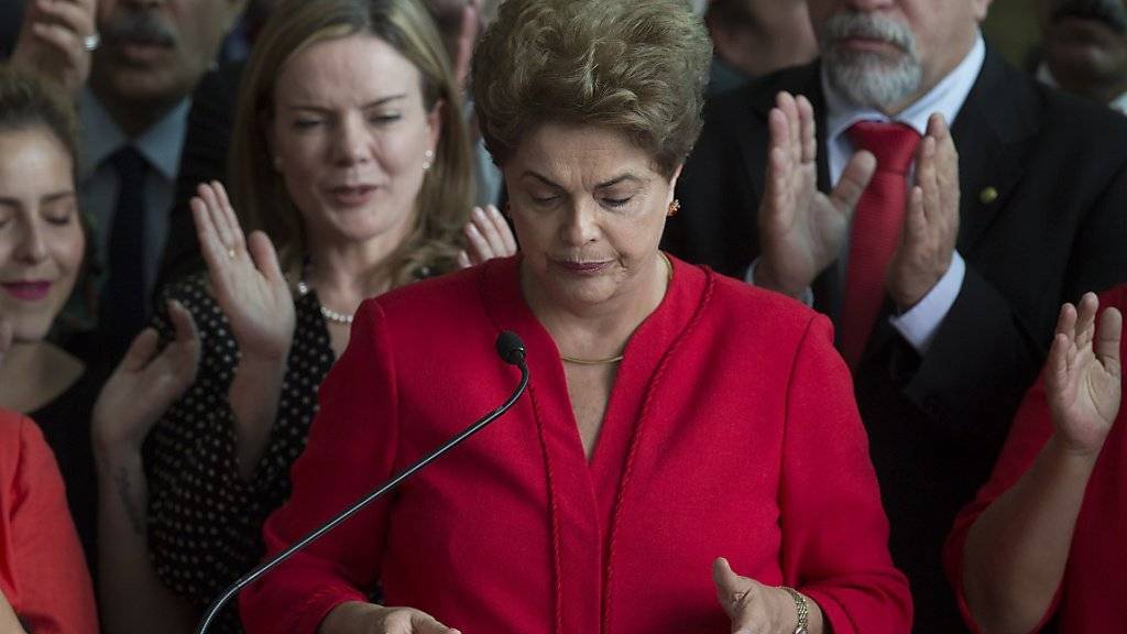 Linksgerichtete Regierungen in Südamerika reagierten mit scharfer Kritik auf die Absetzung von Dilma Rousseff als Präsidentin Brasiliens.