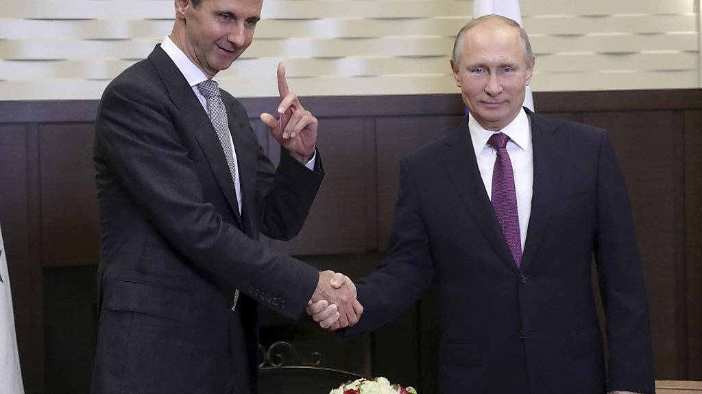 Händeschütteln am Montagabend in Sotschi zwischen  Russlands Präsident Wladimir Putin und Syriens Machthaber Baschar al-Assad.