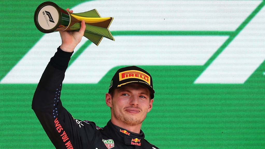 Max Verstappen behält seinen 2. Platz im Grand Prix von Brasilien - und den entsprechenden Pokal.