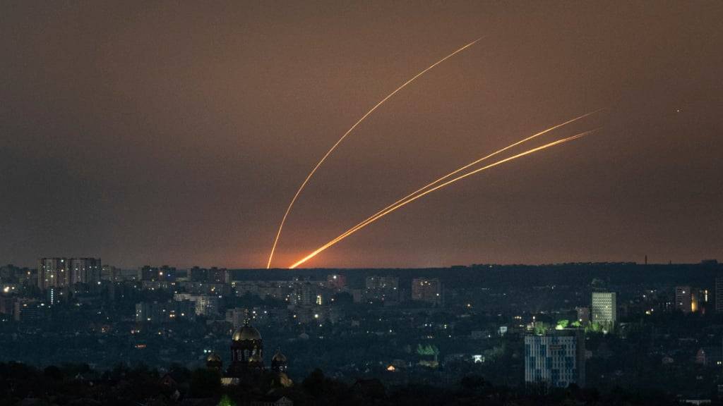 dpatopbilder - Russische Raketen werden von der Region Belgorod aus auf die Ukraine abgefeuert. Foto: Evgeniy Maloletka/AP/dpa