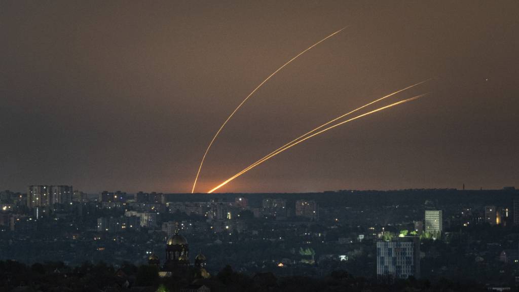 dpatopbilder - Russische Raketen werden von der Region Belgorod aus auf die Ukraine abgefeuert. Foto: Evgeniy Maloletka/AP/dpa