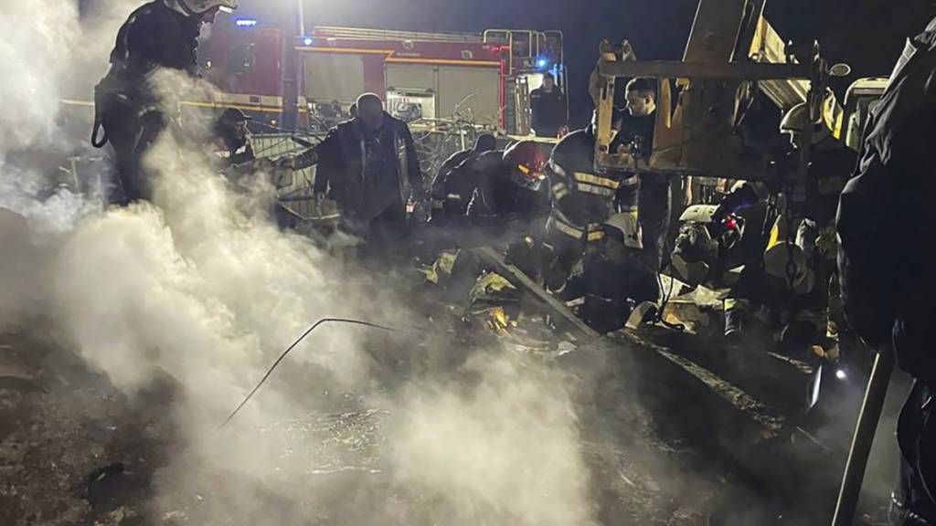 HANDOUT - Rettungskräfte arbeiten an einem Gebäude, das durch einen russischen Drohnenangriff auf Winnyzja beschädigt wurde. Foto: Uncredited/Ukrainian Emergency Service/AP - ACHTUNG: Nur zur redaktionellen Verwendung und nur mit vollständiger Nennung des vorstehenden Credits